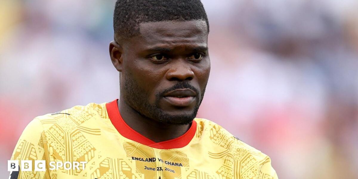 Spence appears not to shake hands with Partey
