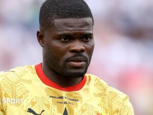 Spence appears not to shake hands with Partey