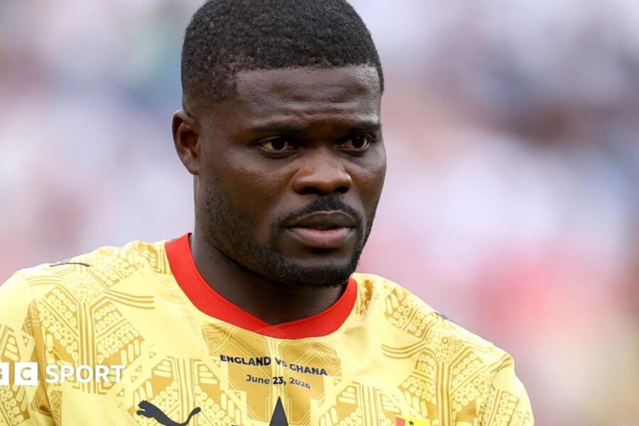 Spence appears not to shake hands with Partey