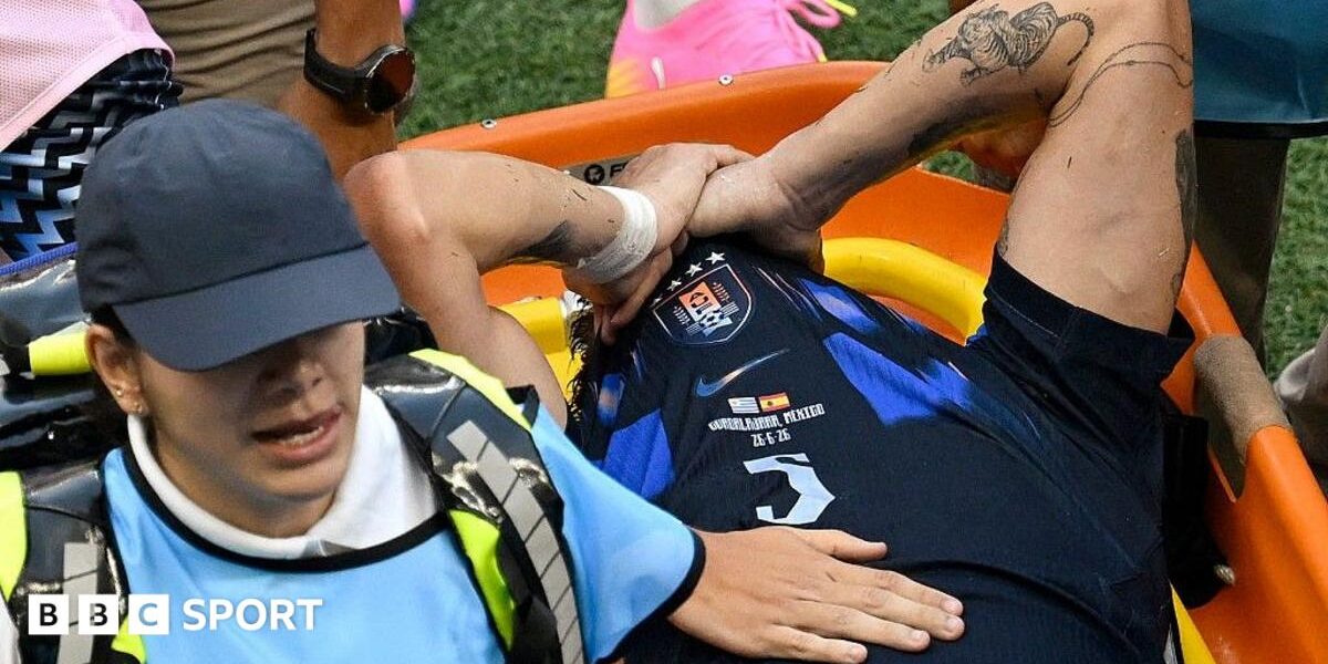 Man Utd waiting on Ugarte injury after he leaves pitch on stretcher
