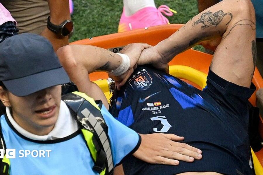 Man Utd waiting on Ugarte injury after he leaves pitch on stretcher