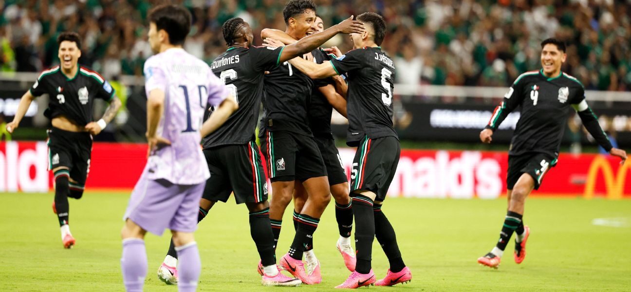 Korea GK gaffe helps Mexico clinch 1st in Group A
