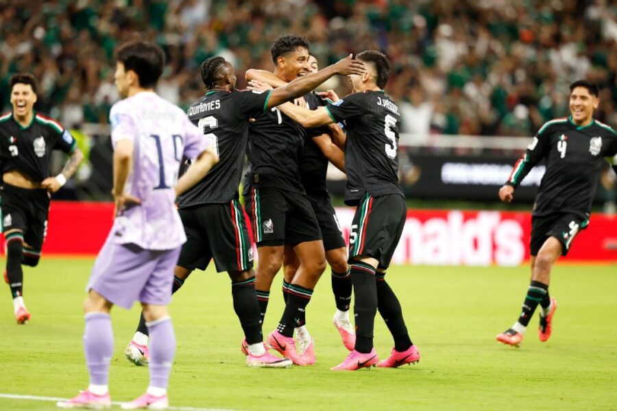 Korea GK gaffe helps Mexico clinch 1st in Group A