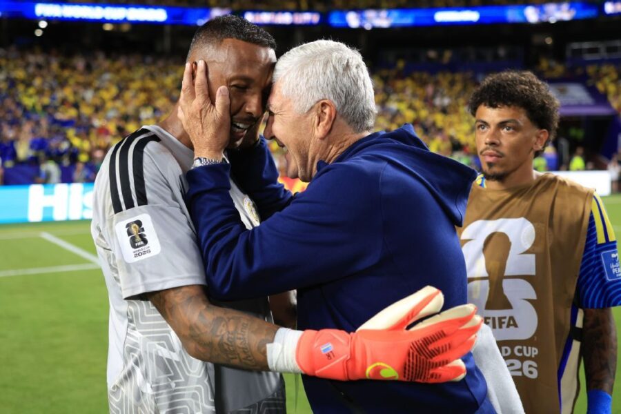 Curaçao GK ties Howard's WC save record in draw