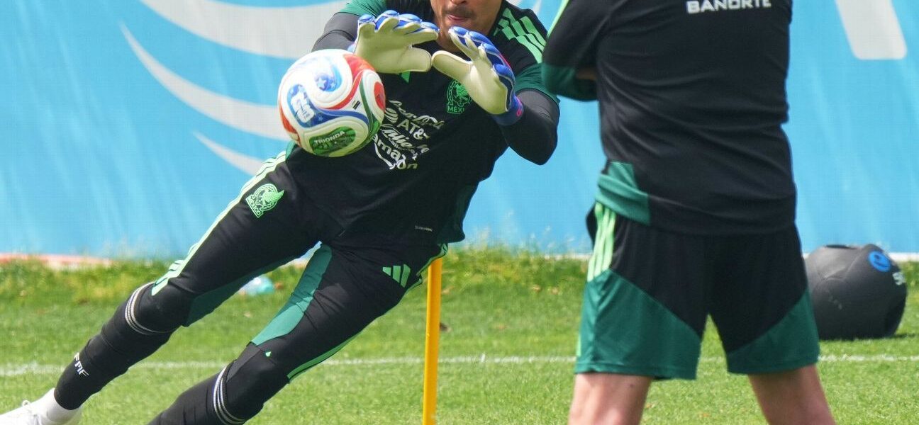 Mexico players want Ochoa for historic WC start