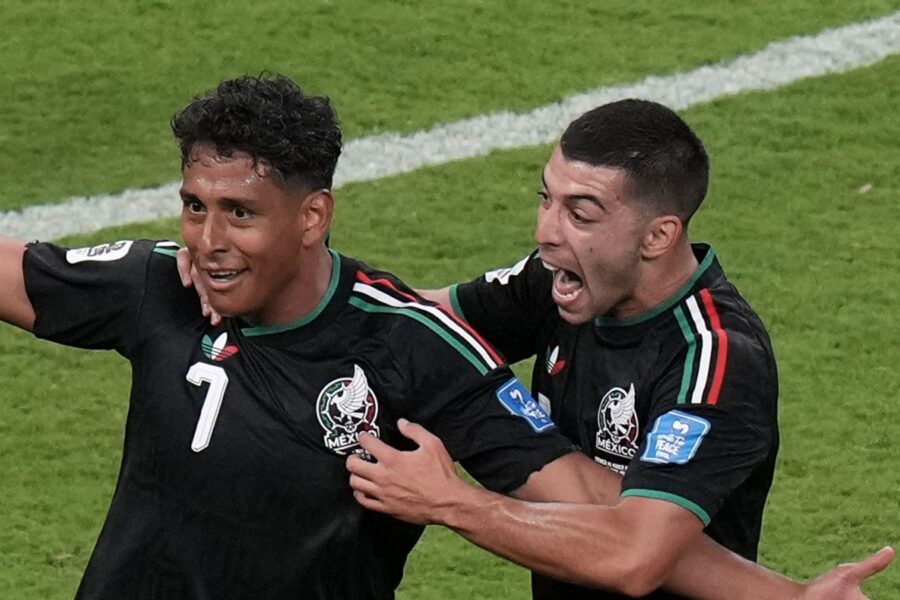 Mexico beat South Korea to earn first World Cup knockout spot