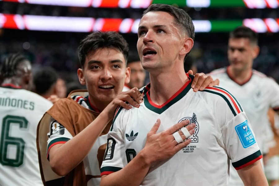 Ochoa and Mora make World Cup history as Mexico down Czech Republic
