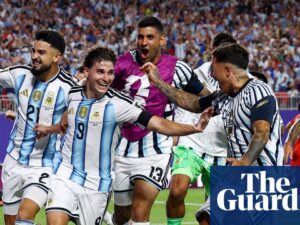 Julián Álvarez’s extra-time stunner sinks 10-man Switzerland to send Argentina into semi-finals