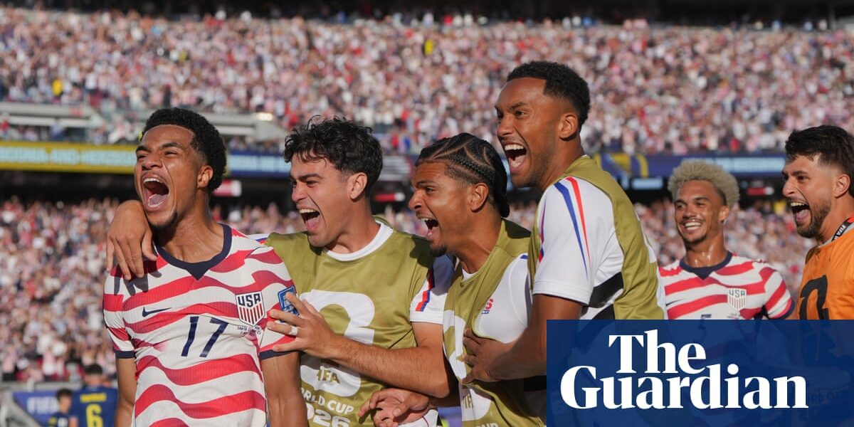 Steely USA overcome Bosnia and Herzegovina and controversial red to reach World Cup last 16