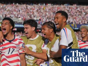 Steely USA overcome Bosnia and Herzegovina and controversial red to reach World Cup last 16