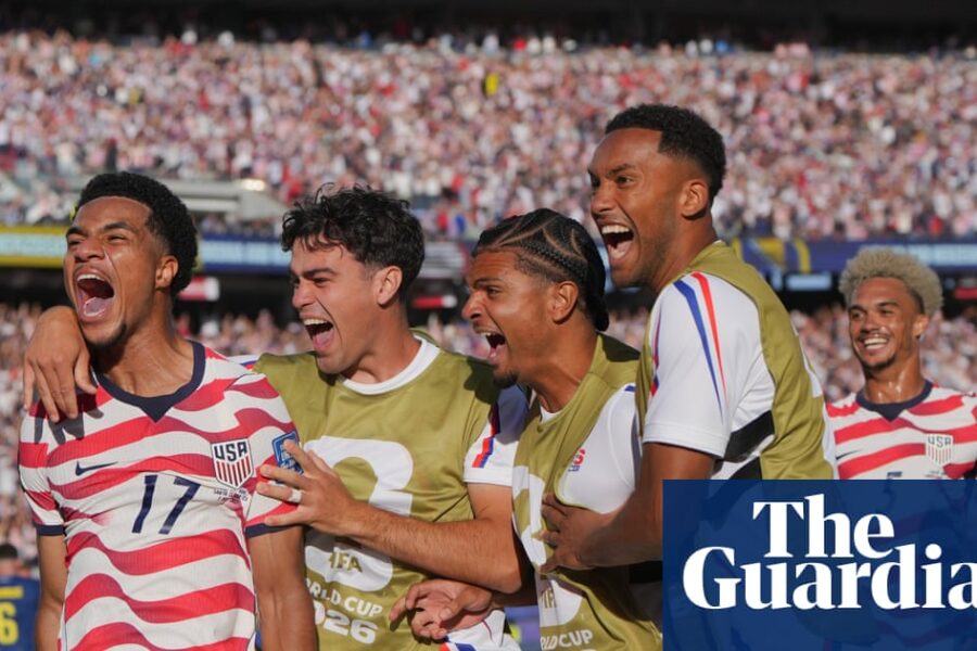 Steely USA overcome Bosnia and Herzegovina and controversial red to reach World Cup last 16
