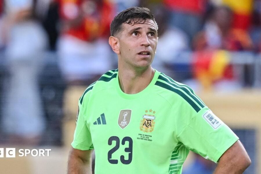 Keeper Martinez may 'step aside' from Argentina