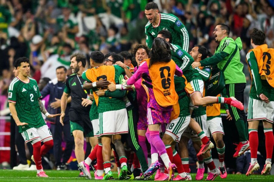 Mexico send a World Cup message from 'Fortress Azt...
