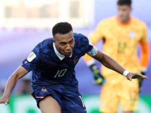 Mbappé scores penalty, France beat Paraguay at WC