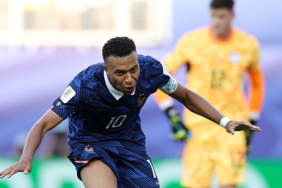 Mbappé scores penalty, France beat Paraguay at WC