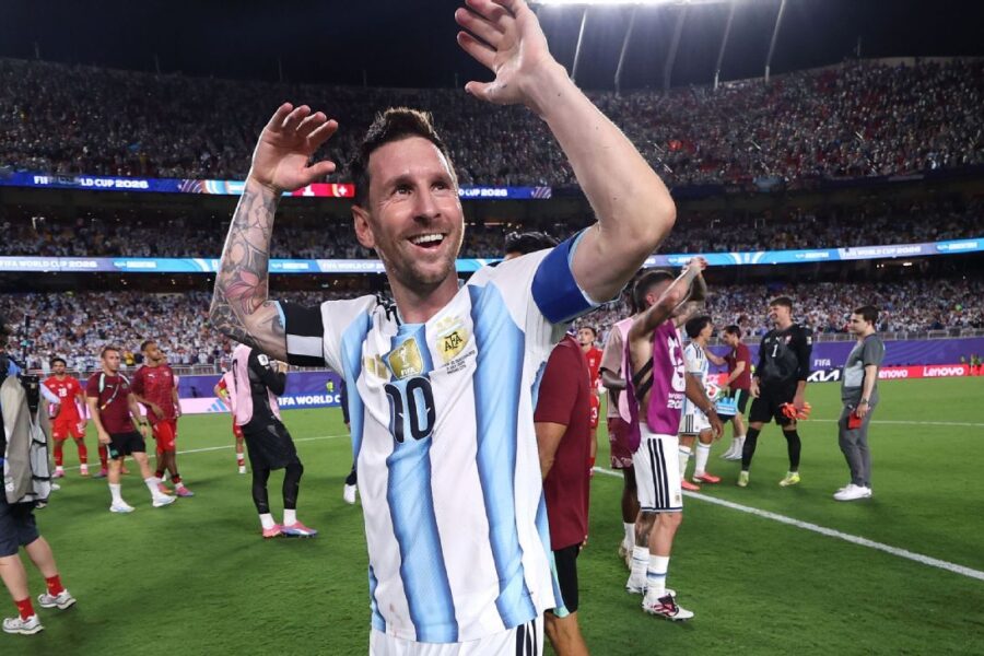 Messi praises 'not normal' Argentina in WC defense...