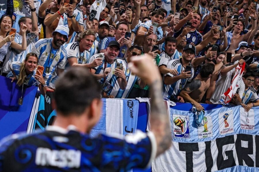 World Cup daily: Argentina fans party after dramat...