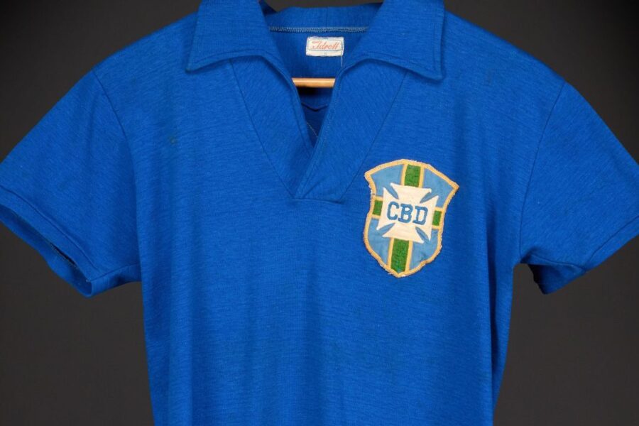 Pelé's 1958 World Cup final jersey sells for $4.9M...