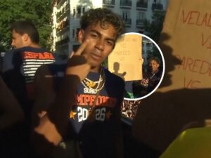 ‘Fight of the year!’ | Lamine Yamal holds Paredes sign during bus parade!