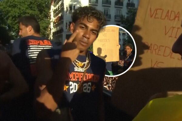 ‘Fight of the year!’ | Lamine Yamal holds Paredes sign during bus parade!