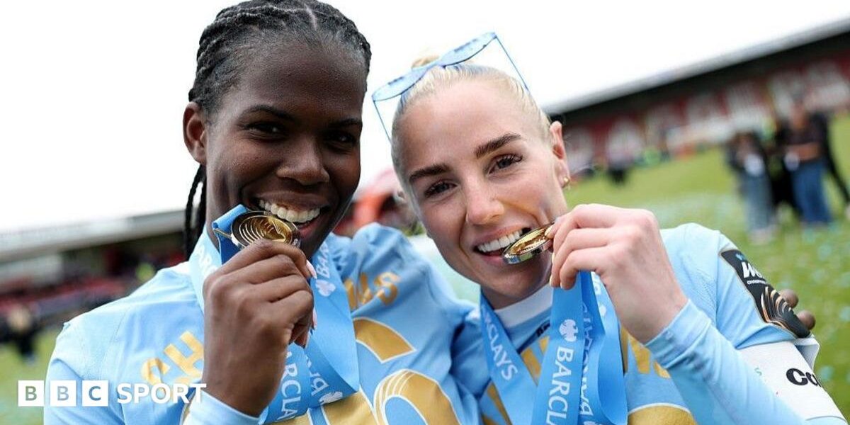 What are the key dates for the women’s football season?