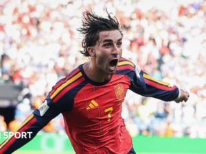 Torres misses Barcelona training to finalise PSG move