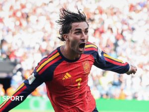 Torres misses Barcelona training to finalise PSG move