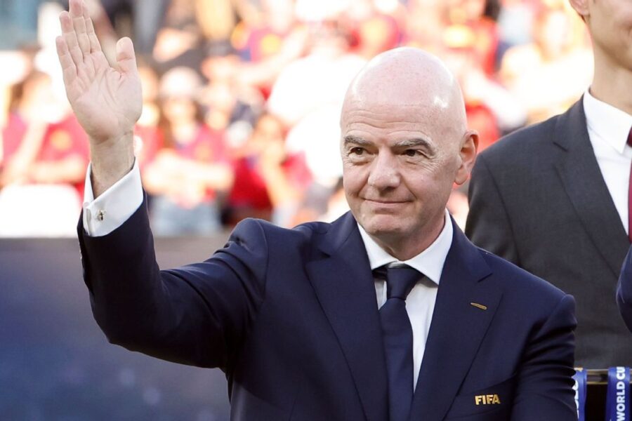 Infantino sorry for 'errors' but gets FIFA backing