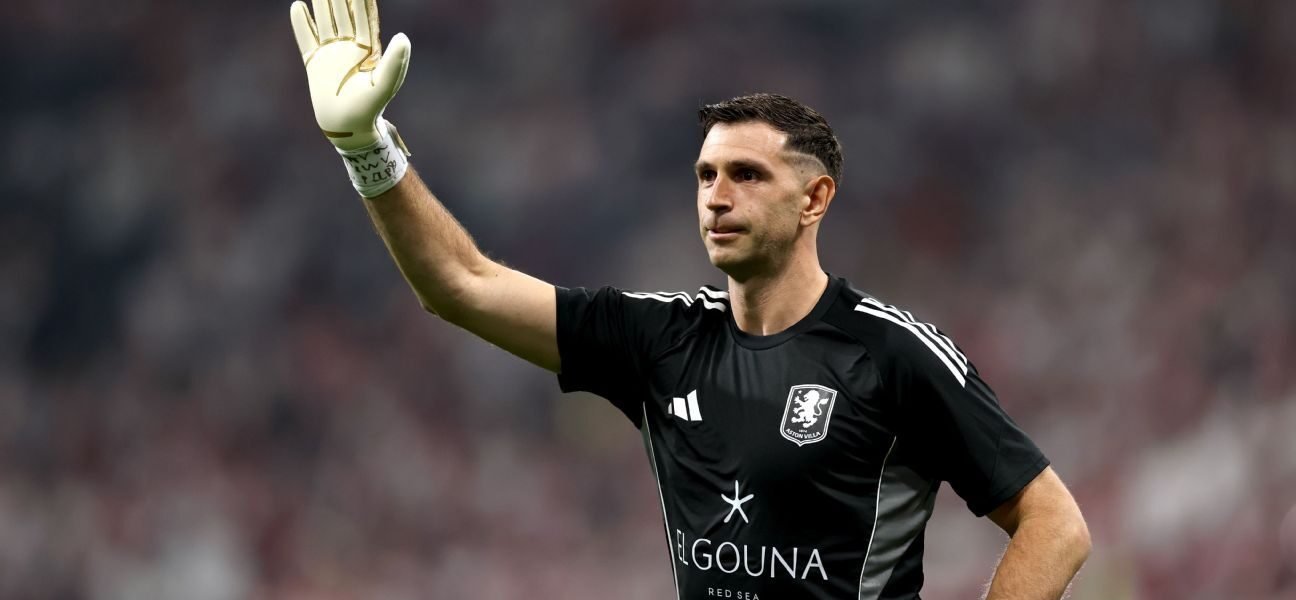 Chelsea sign goalkeeper Martínez from Villa