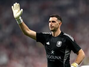 Chelsea sign goalkeeper Martínez from Villa